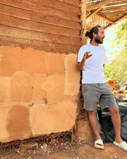 Alan Rodríguez junto a un muro de tierra