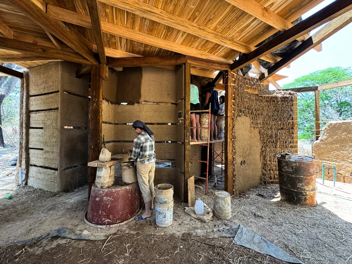 Casa de tierra en proceso de construcción
