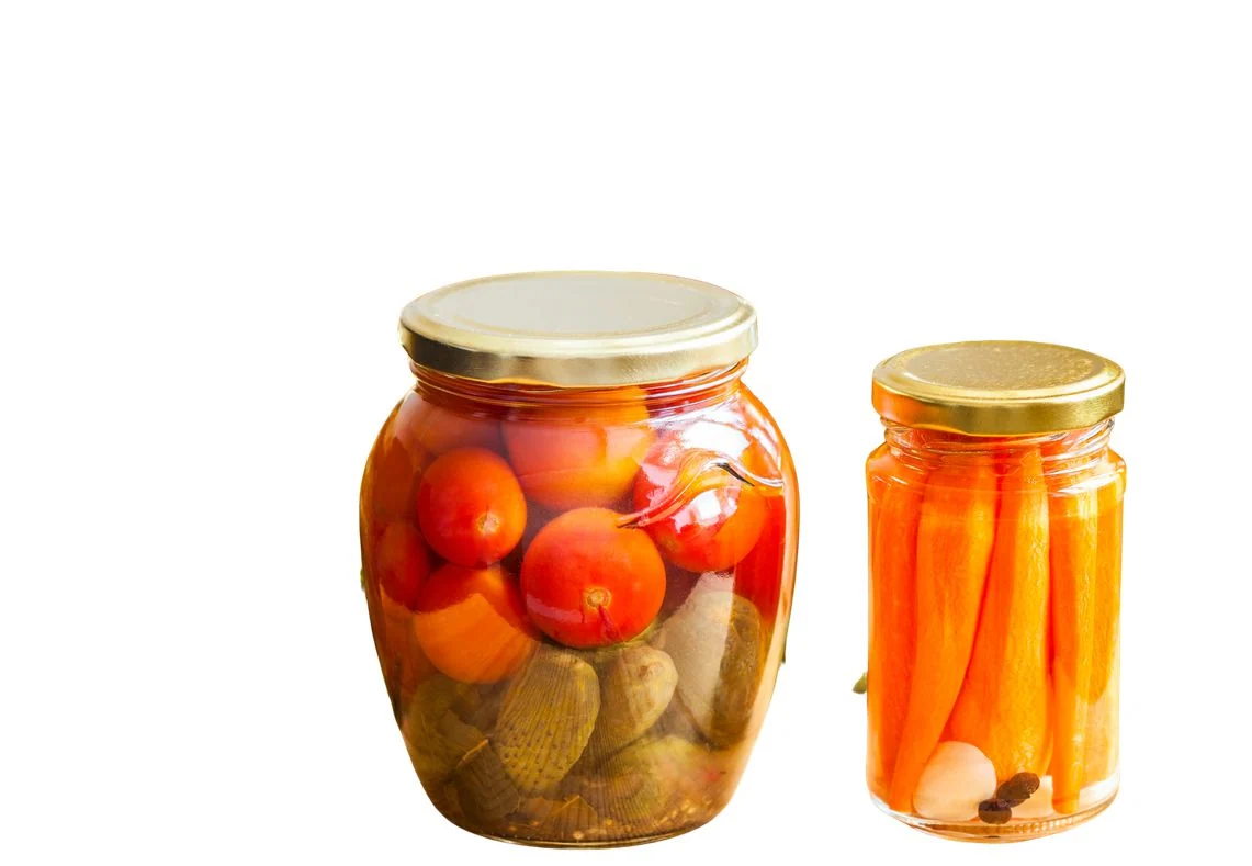 Frascos de conservas vegetales y fermentos