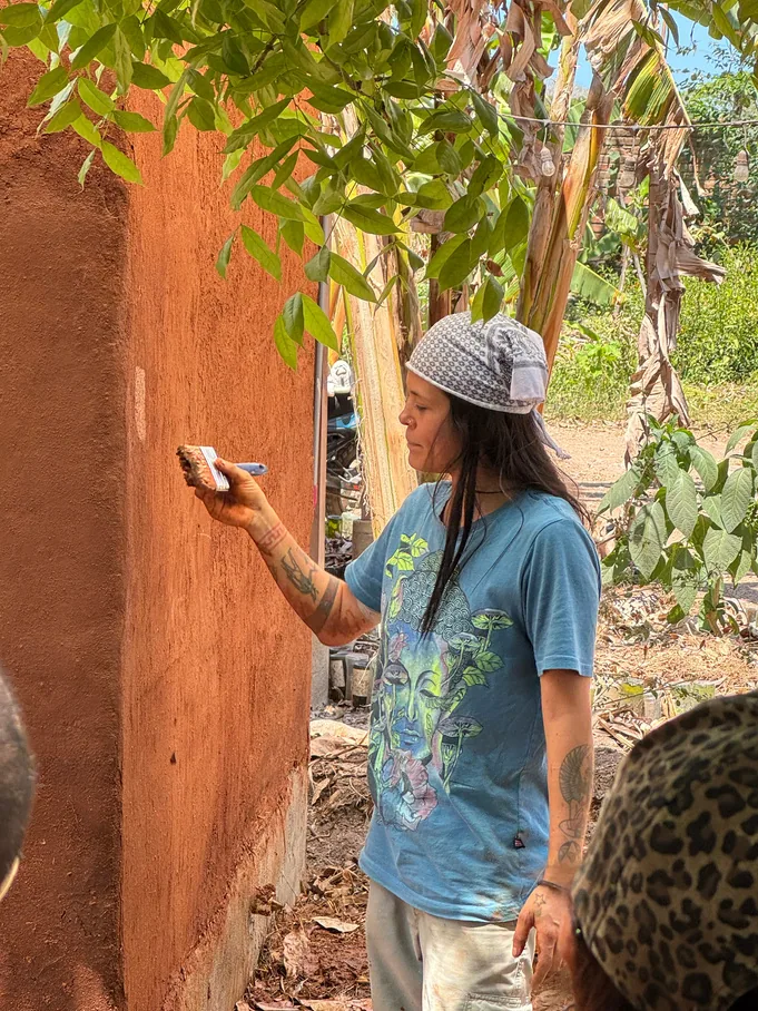 Halina Nájera aplicando un acabado de tierra en un muro