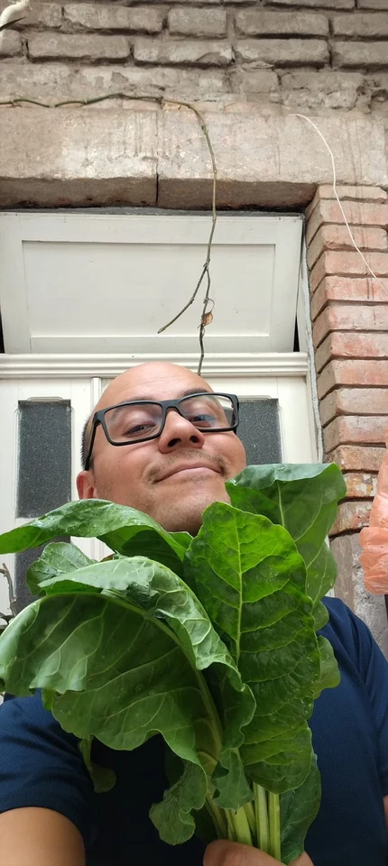 Ricardo Za holding plants, facilitator from Semillas Rodantes