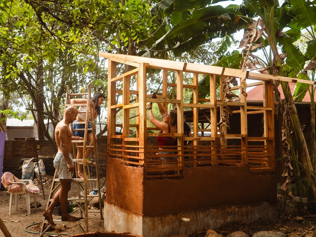 Estructura de madera para una casa de barro en construcción