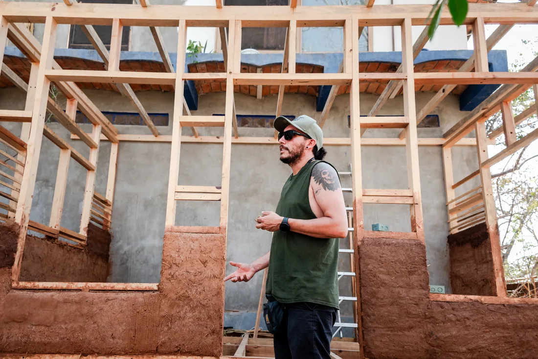 Miguel Spíndola frente a una estructura de madera