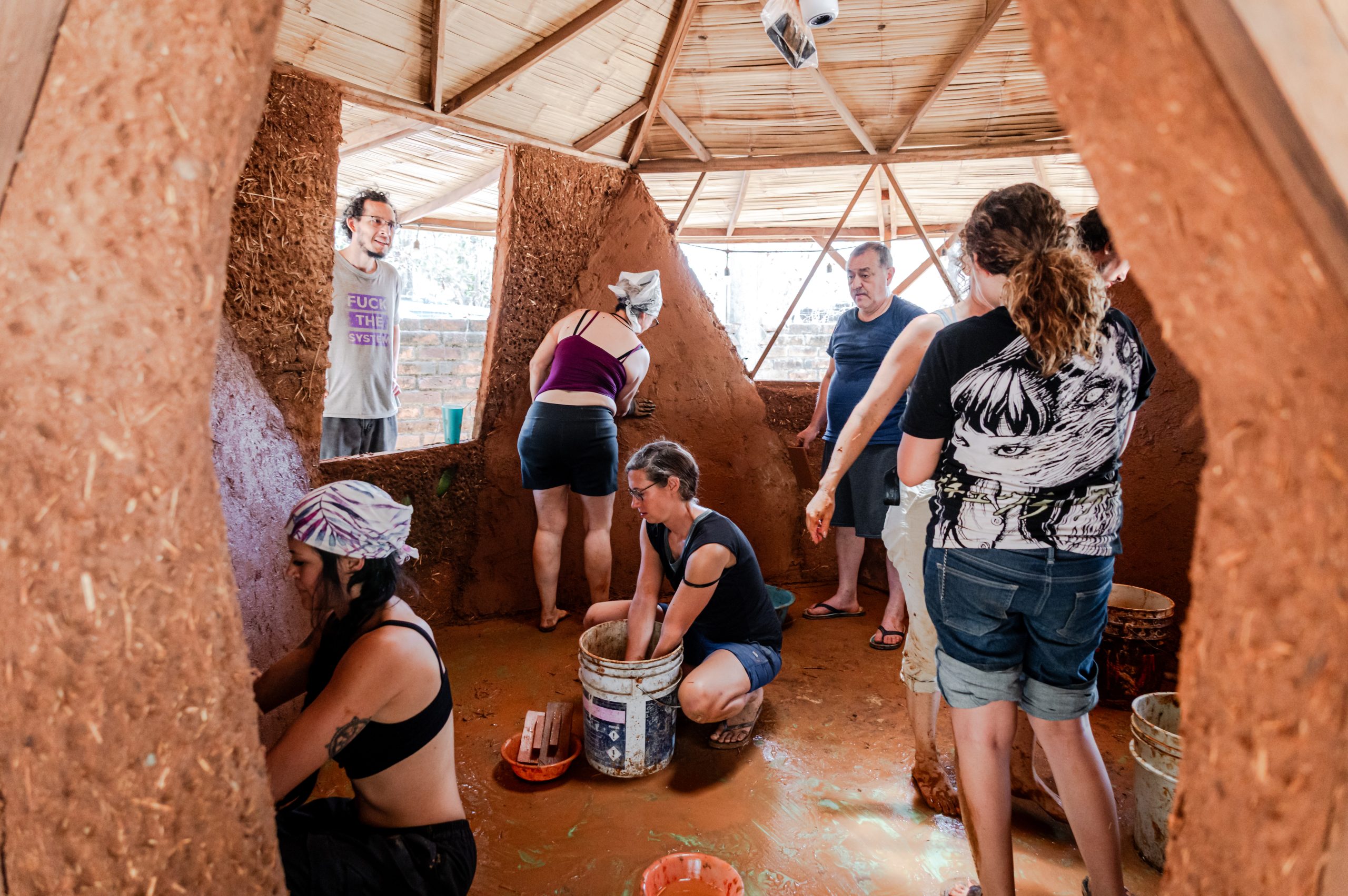 Participantes aprendiendo construcción con tierra